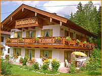 In zentrale Lage gelegen sind Einkaufsm�glichkeiten, Gastst�tten mit z�nftigem Biergarten, Haus des Gastes, Kurmittelhaus, Gradierwerk mit Kneipanlage, beheiztes Freibad, Langlaufloipen, Skipisten, Bob- u. Eisrodelbahn in unmittelbarer N�he.